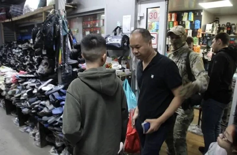Во Владивостоке полиция и ФСБ проверили рынки и парикмахерские — нашли 12 вьетнамцев бе...