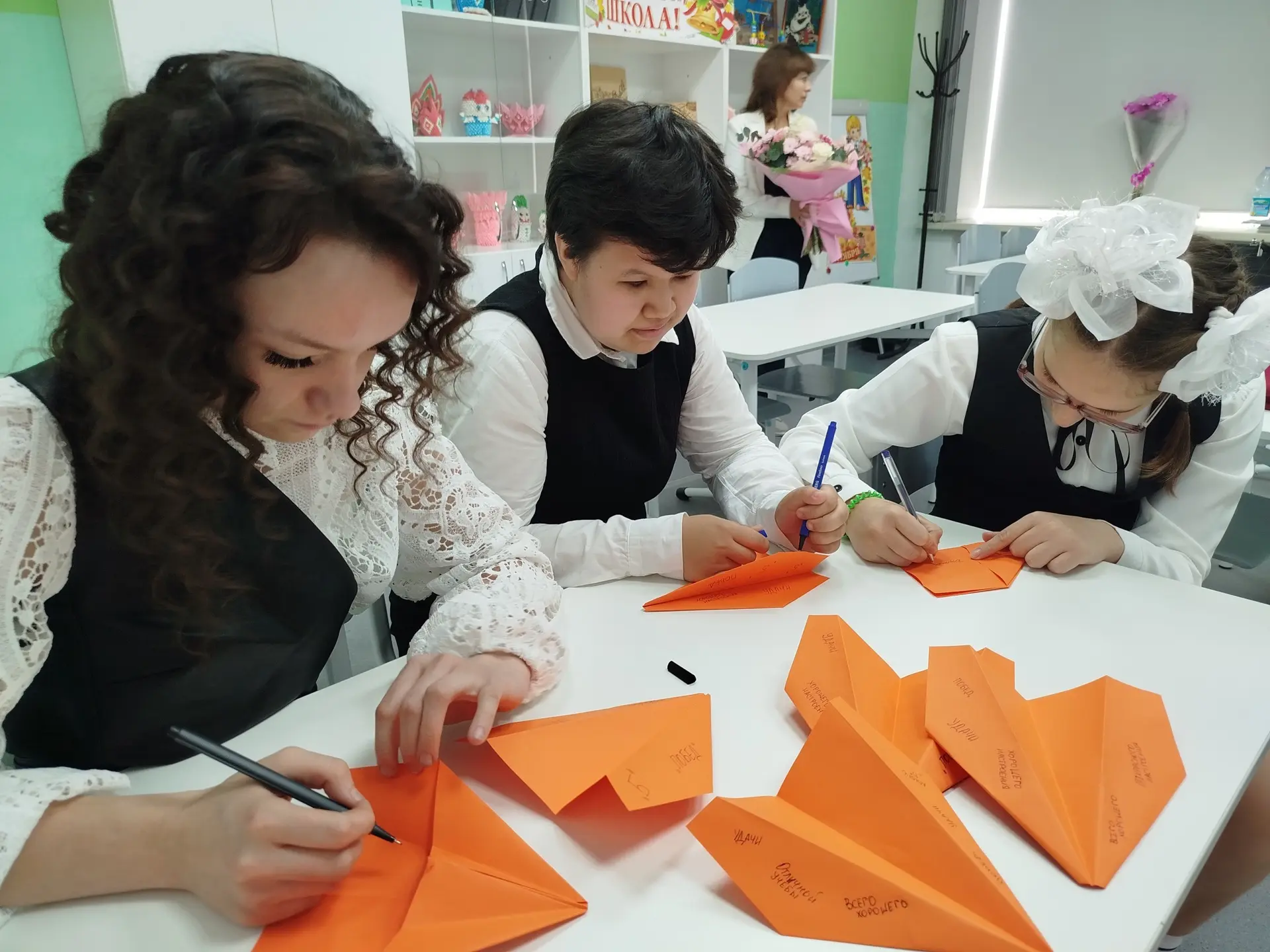 🎉 «Самолётик будущего»: тёплые пожелания для первоклассников! 🎉