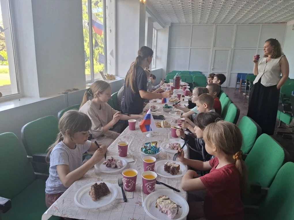 🍰 Сладкое детство: как мы пили чай с домом культуры 🧃

В преддверии Дня ащиты детей наши школьники