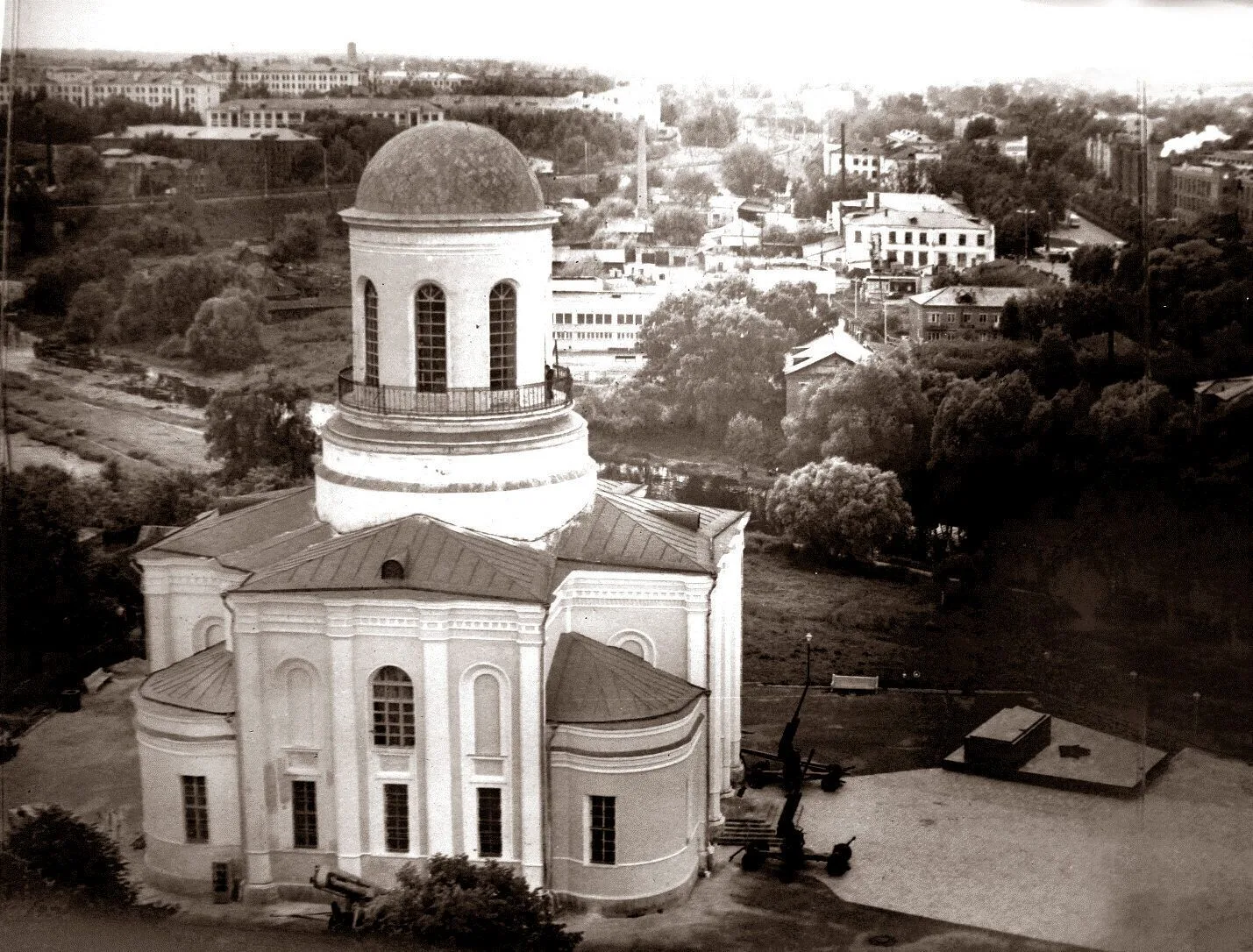 📸 Архив. Вид на военно-исторический музей и город с радиовышки. 1974-1980 гг.