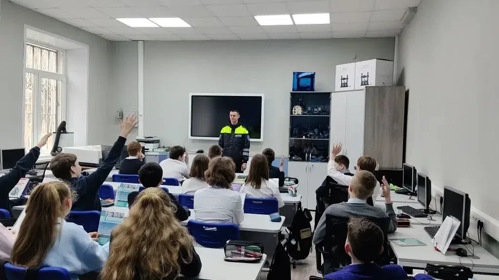 Сегодня в нашем лицее состоялась важная встреча учащихся с сотрудником Госавтоинспекции. Цель меропр