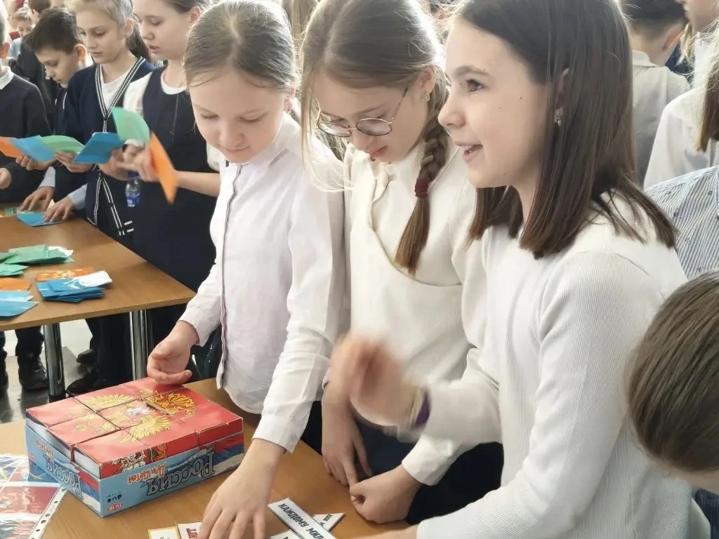 Сегодня для учеников 1-4 классов был проведен праздник открытия Недели детской книги в театрально-ко
