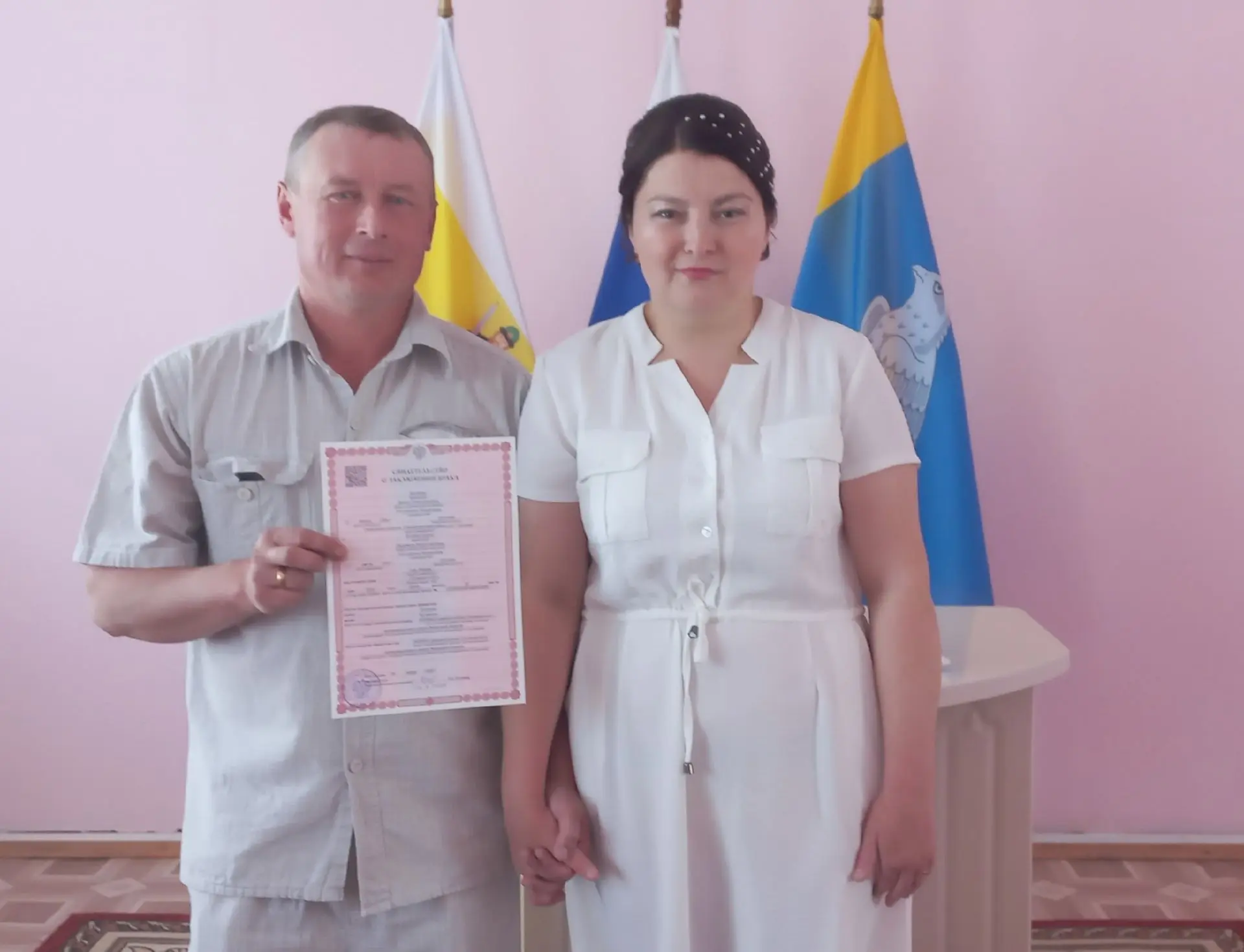 Поздравляем с бракосочетанием Дениса и Надежду💕💕💕

Всегда поддерживайте друг друга, дарите заботу