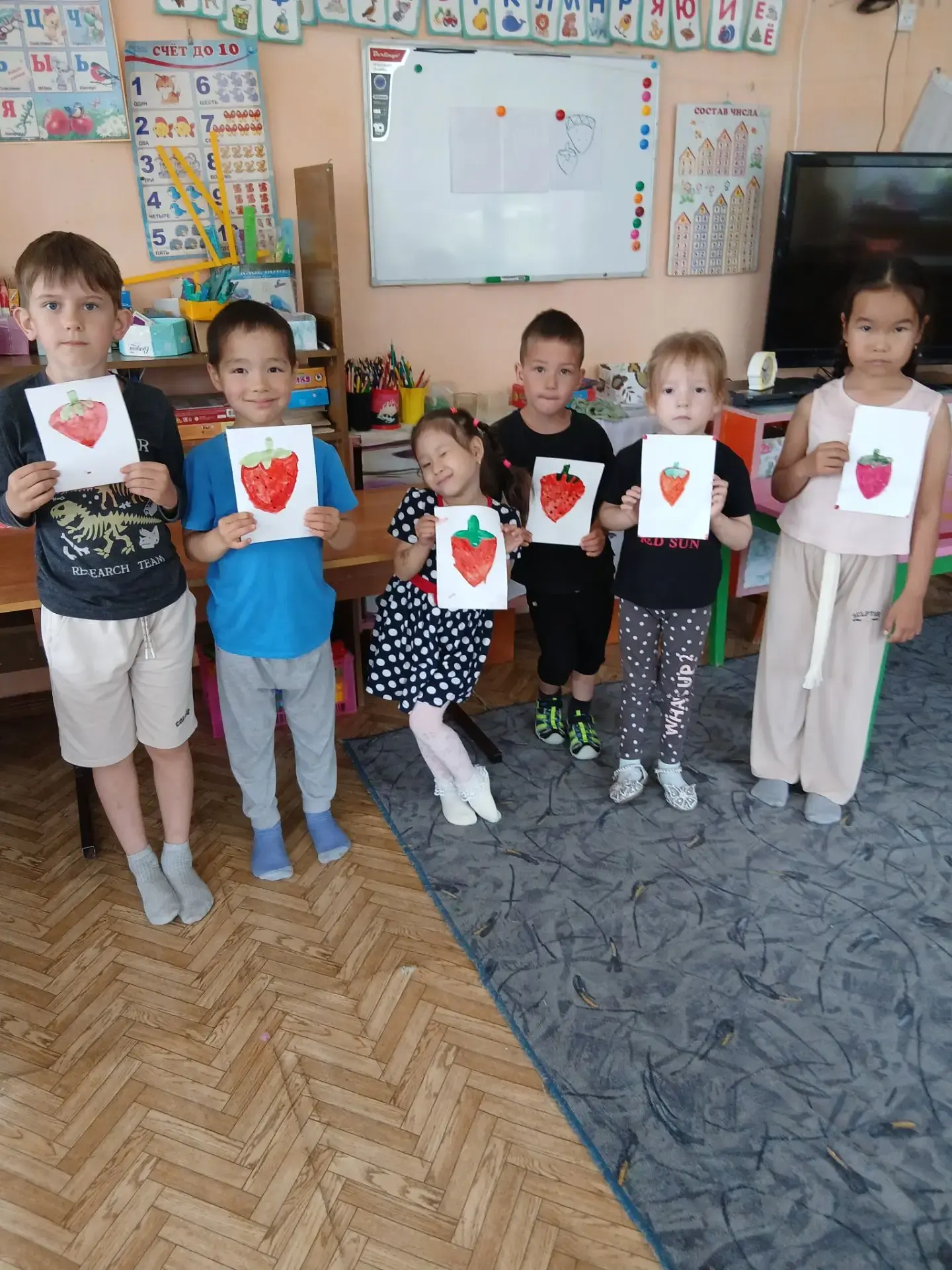Уже начали появляться первые ягоды 🍓, и это вдохновило наших воспитанников старшей группы на новое 