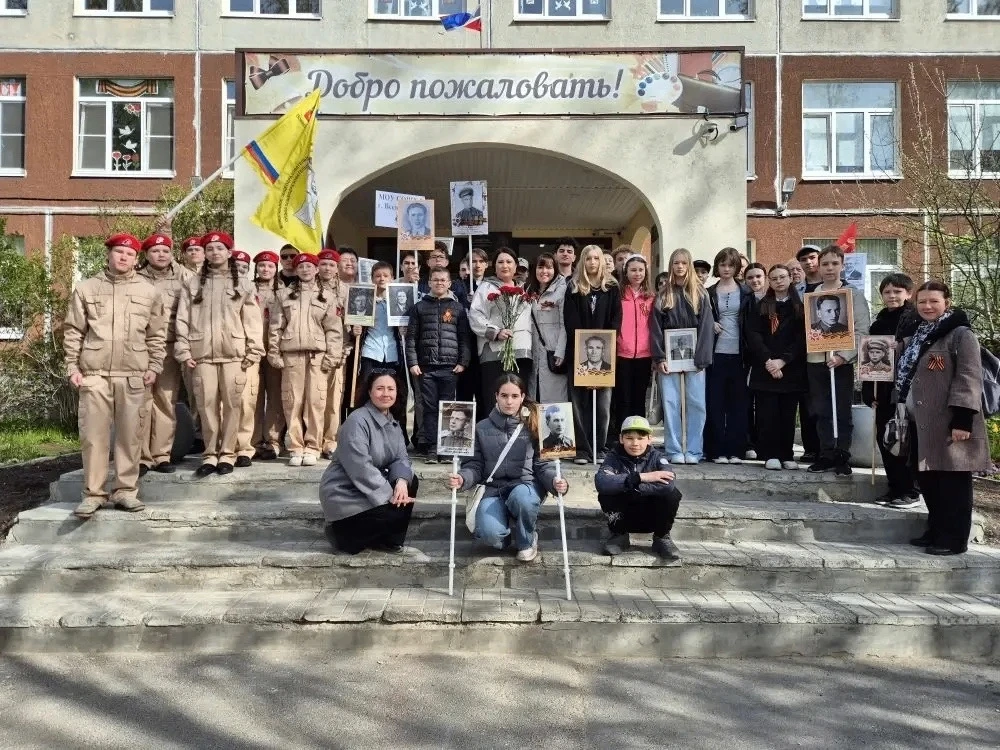 День Великой Победы 9 мая администрация школы во главе с директором Расторгиной Оксаной Михайловной,
