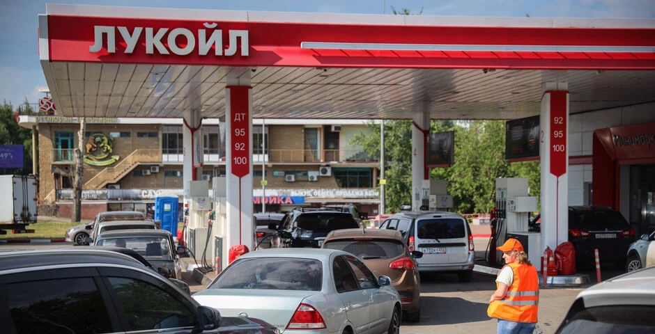 Мэр Липецка поблагодарил волонтеров за работу на АЗС: завтра чёт-нечет отменяется

С 31 июля АЗС Лип
