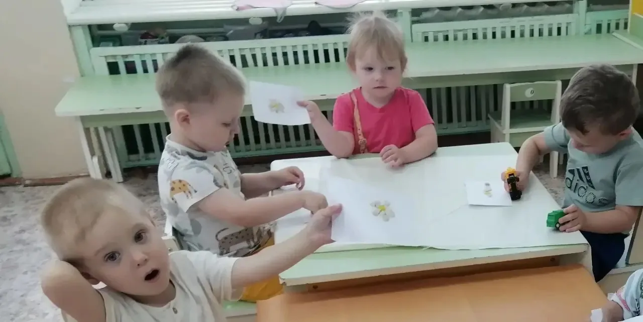 В ясельной группе детского сада прошла неделя, посвященная цветам. Дети рисовали, наблю...