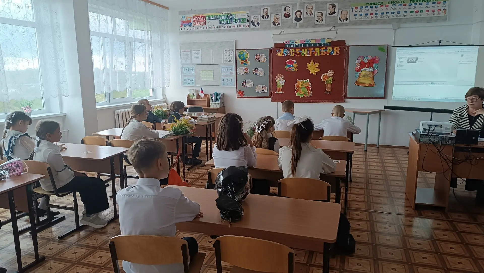 Первым уроком 1 сентября прошли «Разговоры о важном». Тема занятий - безопасность детей.