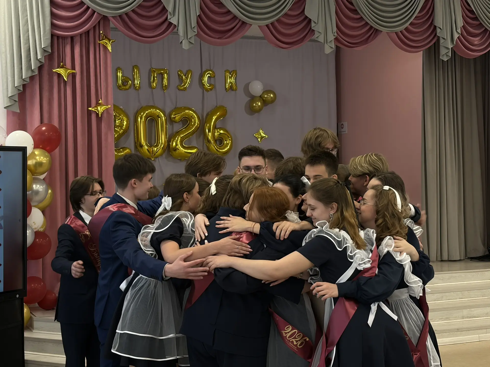🎓💔 Наш первый корпус сегодня опустел. Но опустел не стенами — сердцем.  Прозвенел последний звонок д