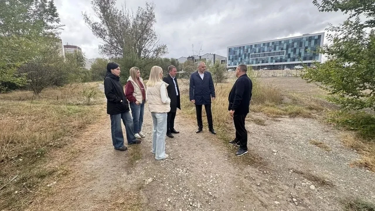 🌳 На Южных прудах продолжается вывоз ила