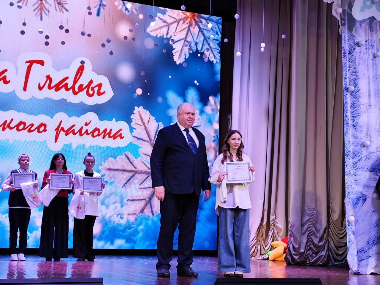🌟🎄Красочный спектакль, фокусы, Дед Мороз...  всё это (и не только!) наблюдали наши ученики в РДК «Со