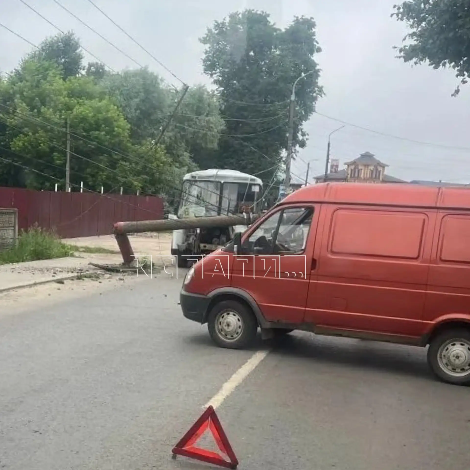 Понедельник - день тяжелый — в Павлове авария с автобусом

Столб перекрыл обе полосы, движение затру