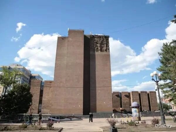 😨 Атака БПЛА повредила Донскую публичную библиотеку