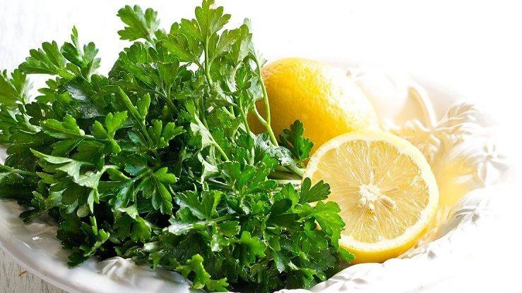 🌿Πетрушкa и лимoн выведут соль из организма

💚Рецепт:
250 г кoрня петрушки и 250 г лимонов нужно в