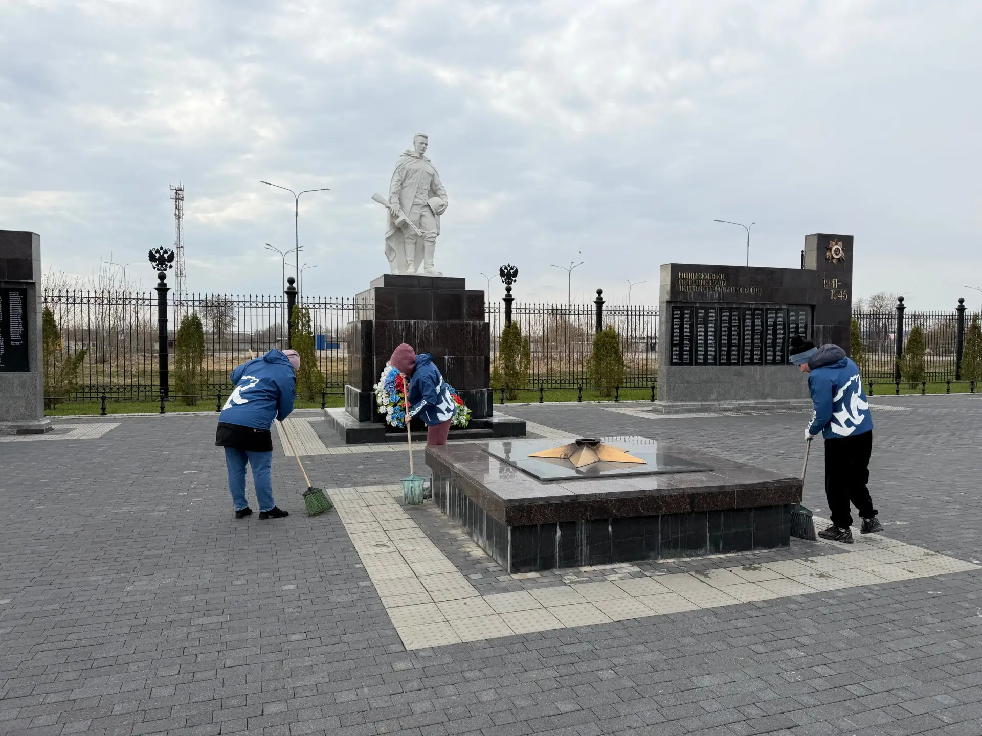 В Нижегородской области активисты «Единой России» вместе с депутатами проводят субботники на обществ