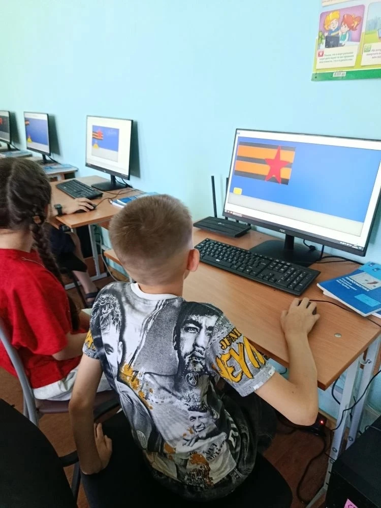 22.06.2026г. на пришкольной площадке "МОЗАИКА" проходил "День памяти и скорби", приуроч...