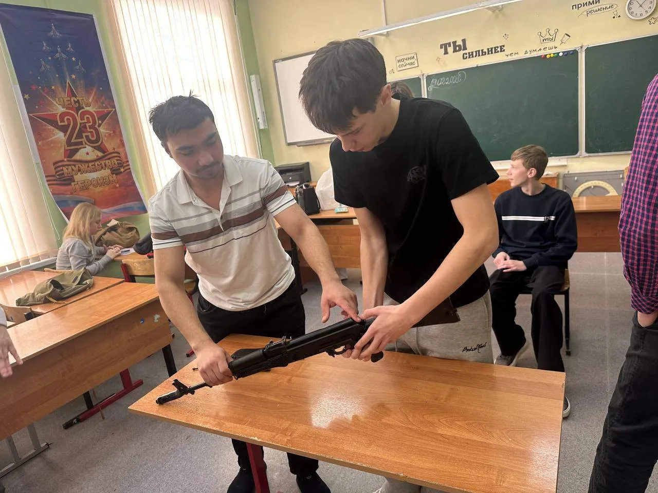 Курс молодого бойца в 10Б: готовимся к защите Отечества! 💪🔥 В преддверии Дня защитника Отечества на 
