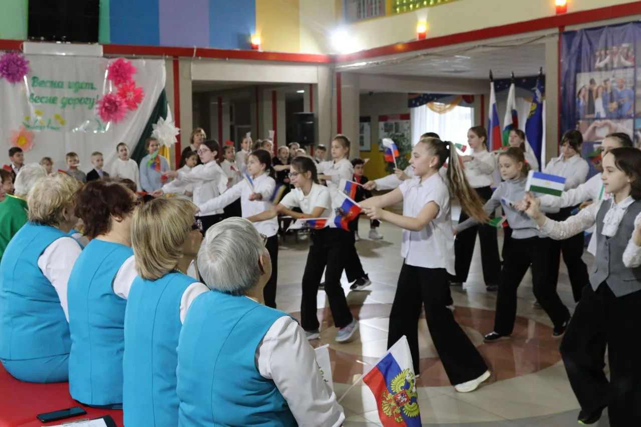 🙌 Праздник на 5+ Сегодня, 24 активисты Движения Первых провели праздник для жителей микрорайона к Го