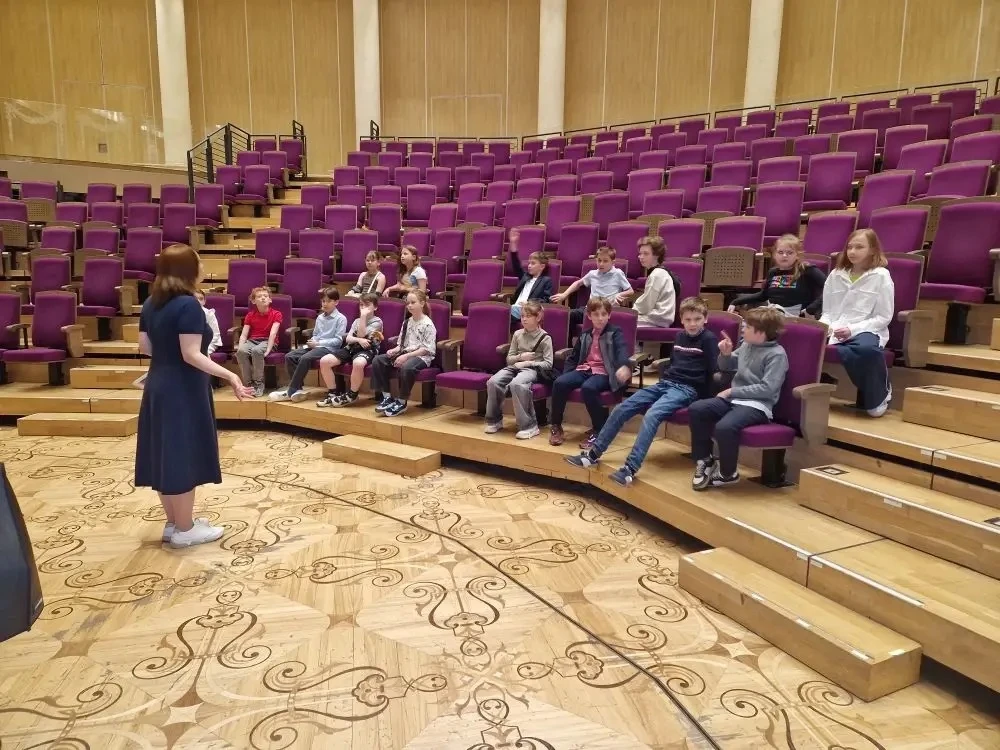 Закулисье Большого театра 🏛️  👣 Вчера ученики 3 класса «В» вместе с классным руководителем Юлией Ник