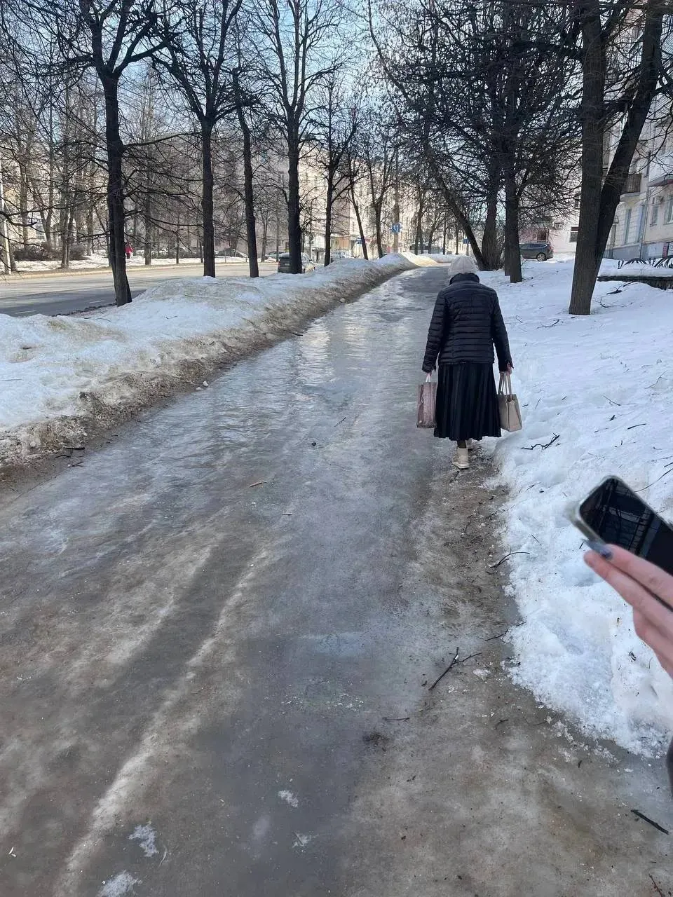 Улица Советская 128, ужас 😨 гололед, еще и на дороге в гору. Страшно идти, тем более с...