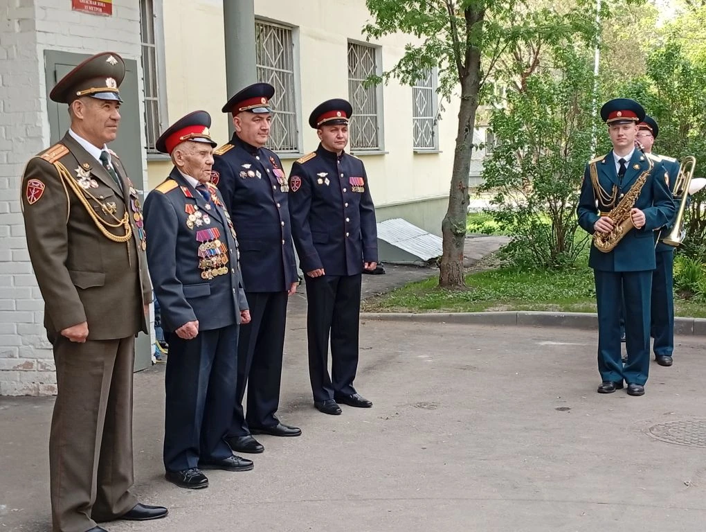 🎖️ Накануне Дня Победы кадеты нашей школы поздравили с праздником ветерана Великой Отечественной вой