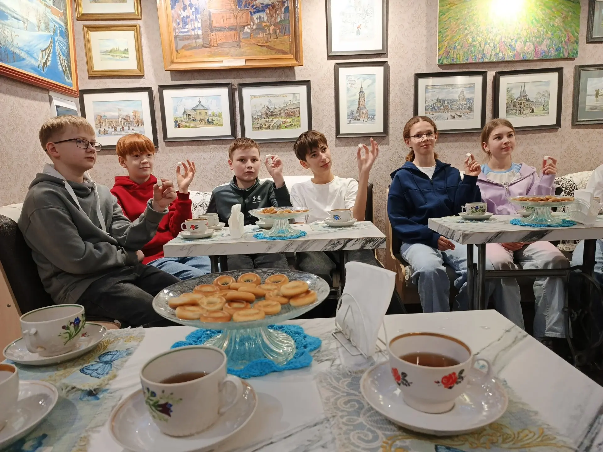 ☕🥄Вприглядку, вприлизку, впригрызку, вприкуску и даже вдогонку есть сахар научились лицеисты 6б клас