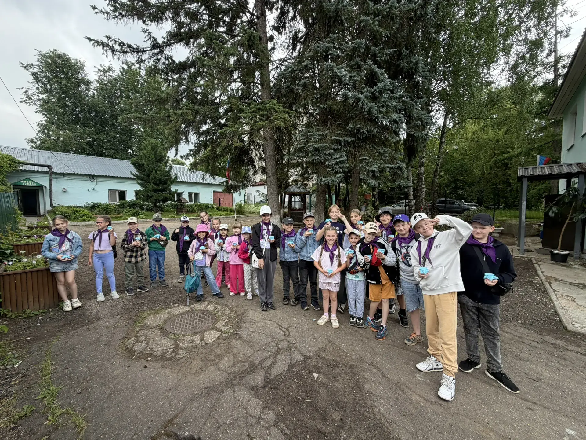 Сегодня ребята 3 отряда летнего пришкольного лагеря превратились в настоящих художников и химиков од