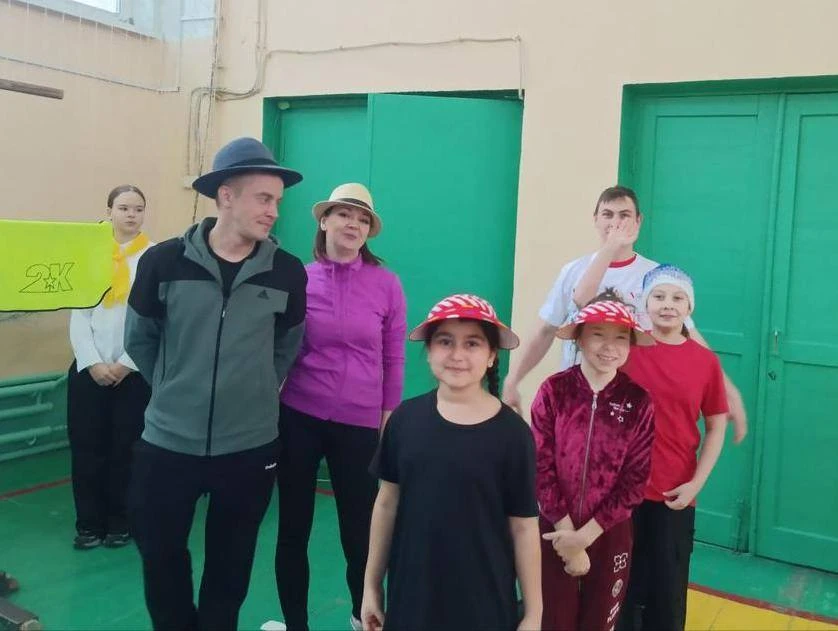 🏃‍♂️ 13 декабря в школе №145 прошли весёлые старты «Мама, папа, я — спортивная семья». Все фотографи