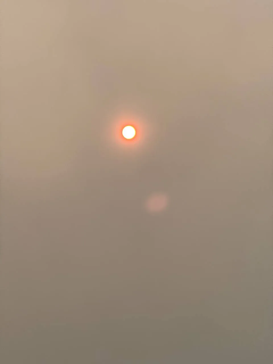 Интересное солнце сегодня , сквозь едкий дым и облака ⛅️