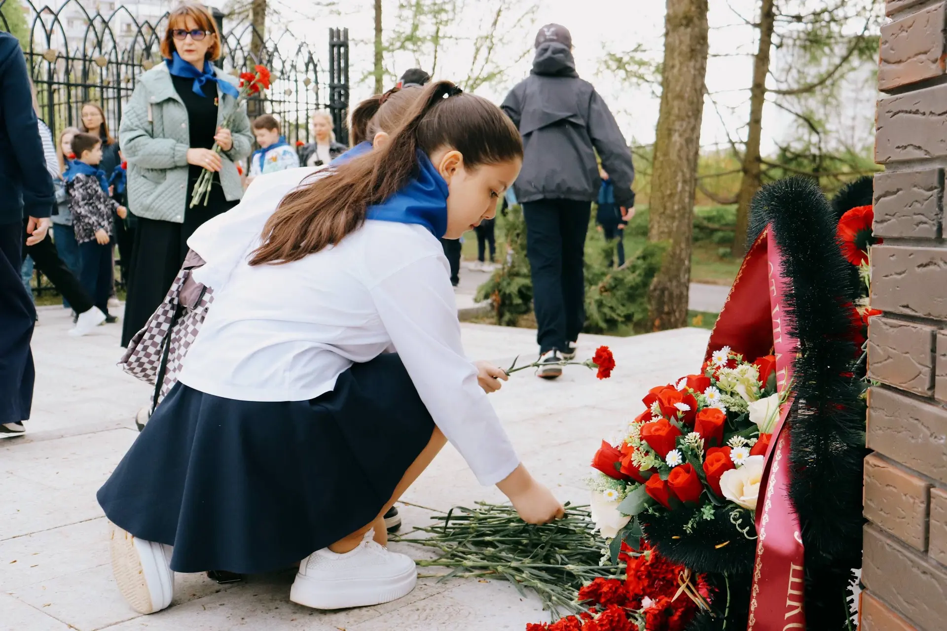 Красные гвоздики 🌹  🎖️В эти майские дни мы вновь обращаемся к памяти. Памяти о тех, кто прошел сквоз