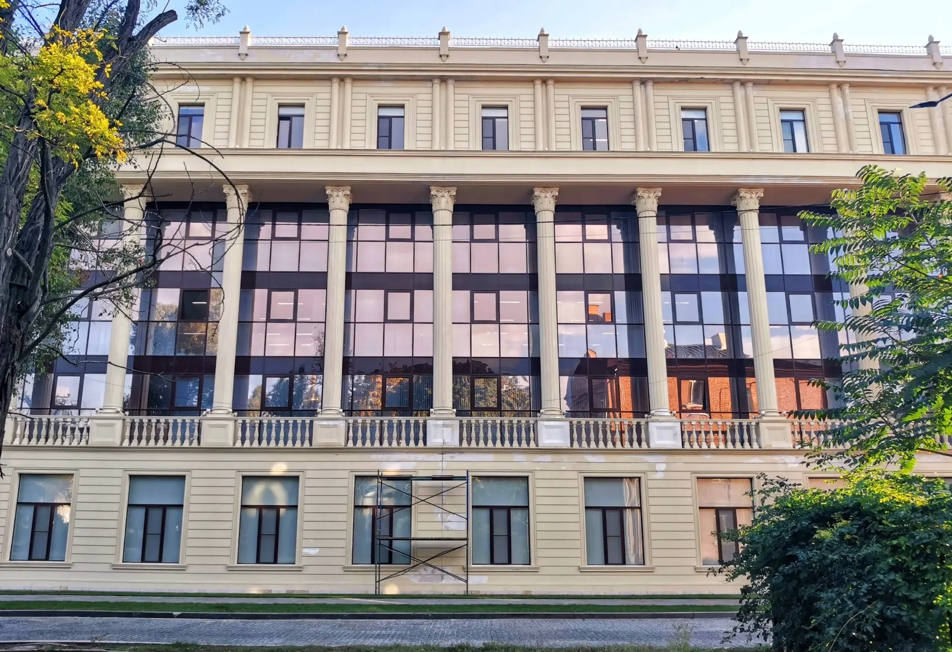 На здании представительства Санкт-Петербурга начала осыпаться краска