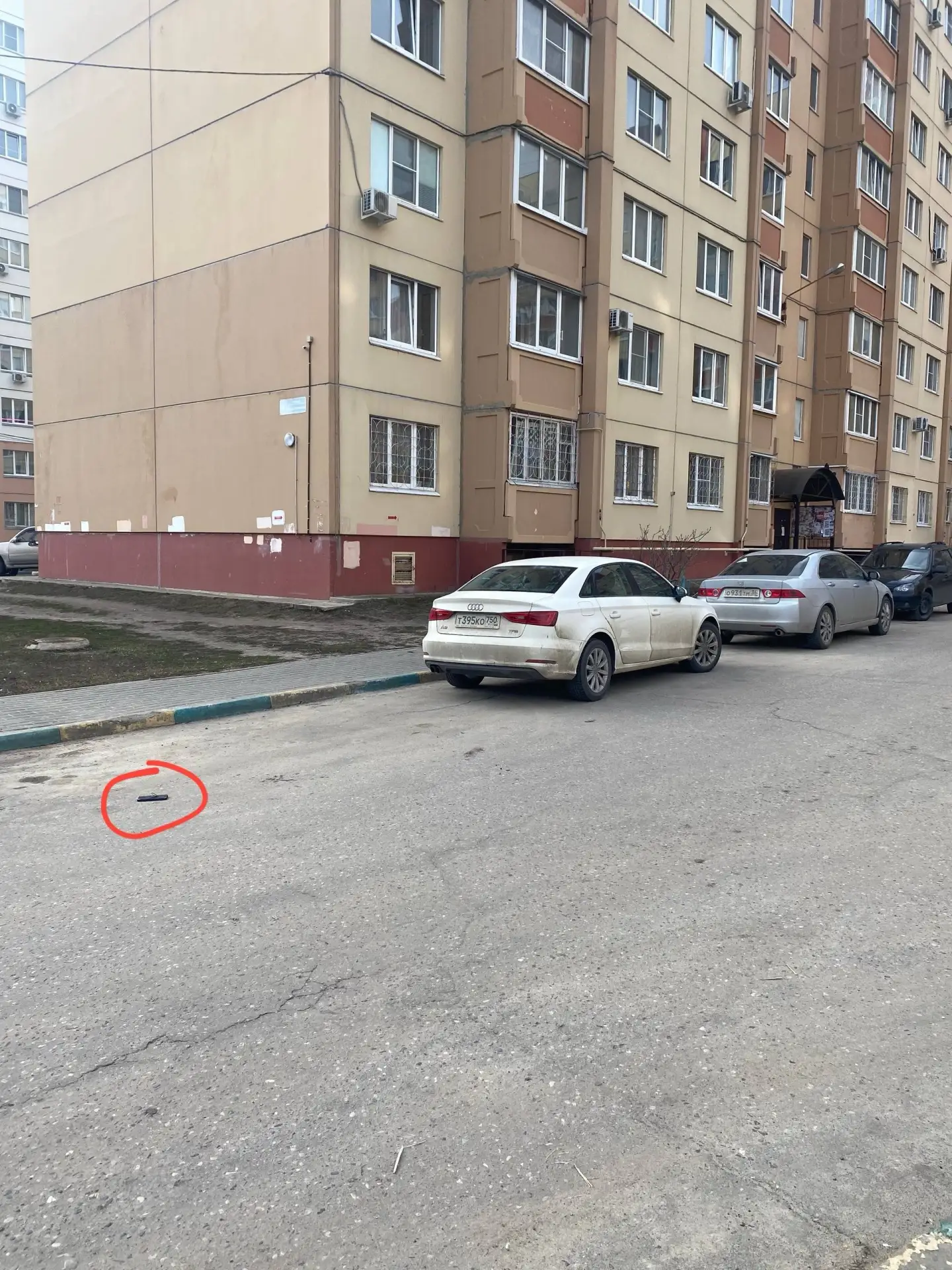 Телефон лежит на асфальте