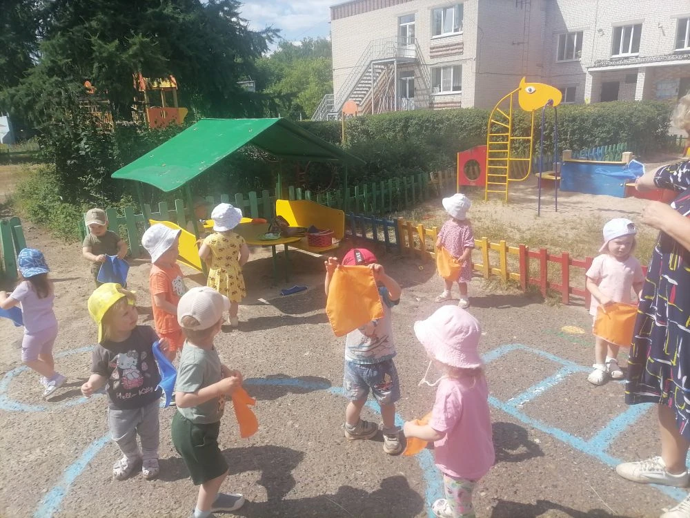 А ребята первой младшей группы сегодня тоже не скучали.
Они играли и танцевали на прогулке с платочк