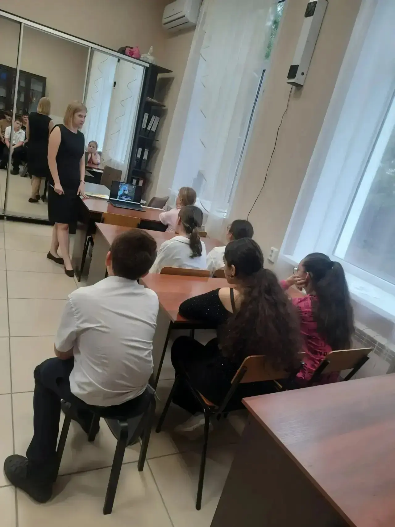 В Детской художественной школе станицы Новопокровской состоялся тематический видеоурок ...