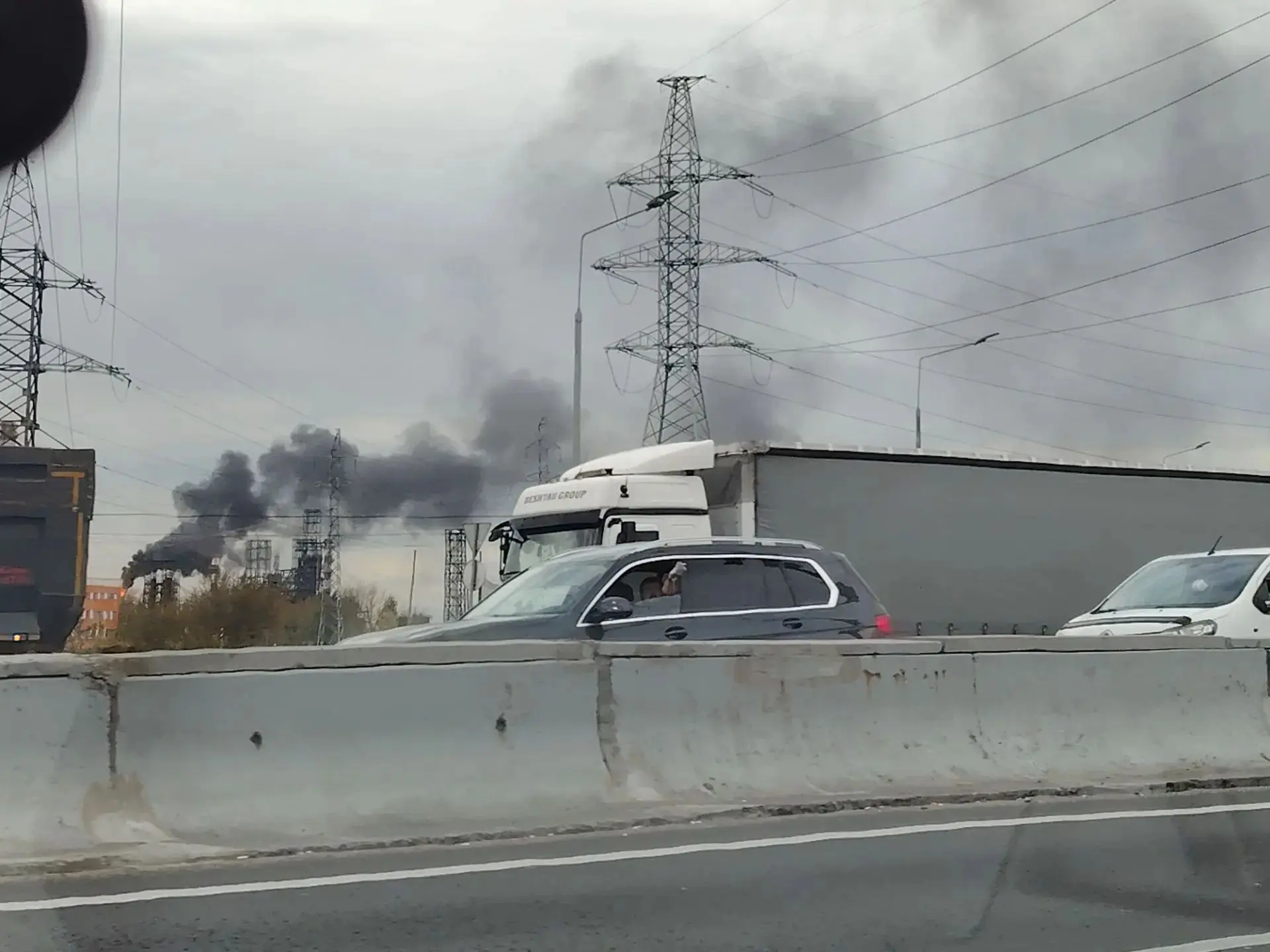 😳 В районе Капотни коптит нефтевышка.