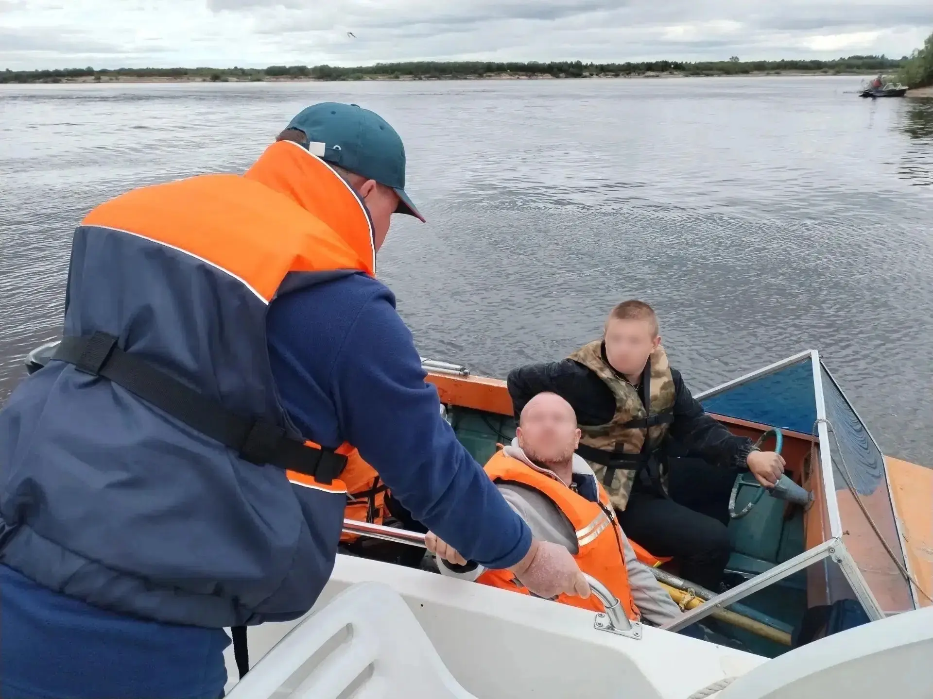 🛥 Сотрудники отдела ГО и ЧС администрации Котласского округа продолжают совместное пат...