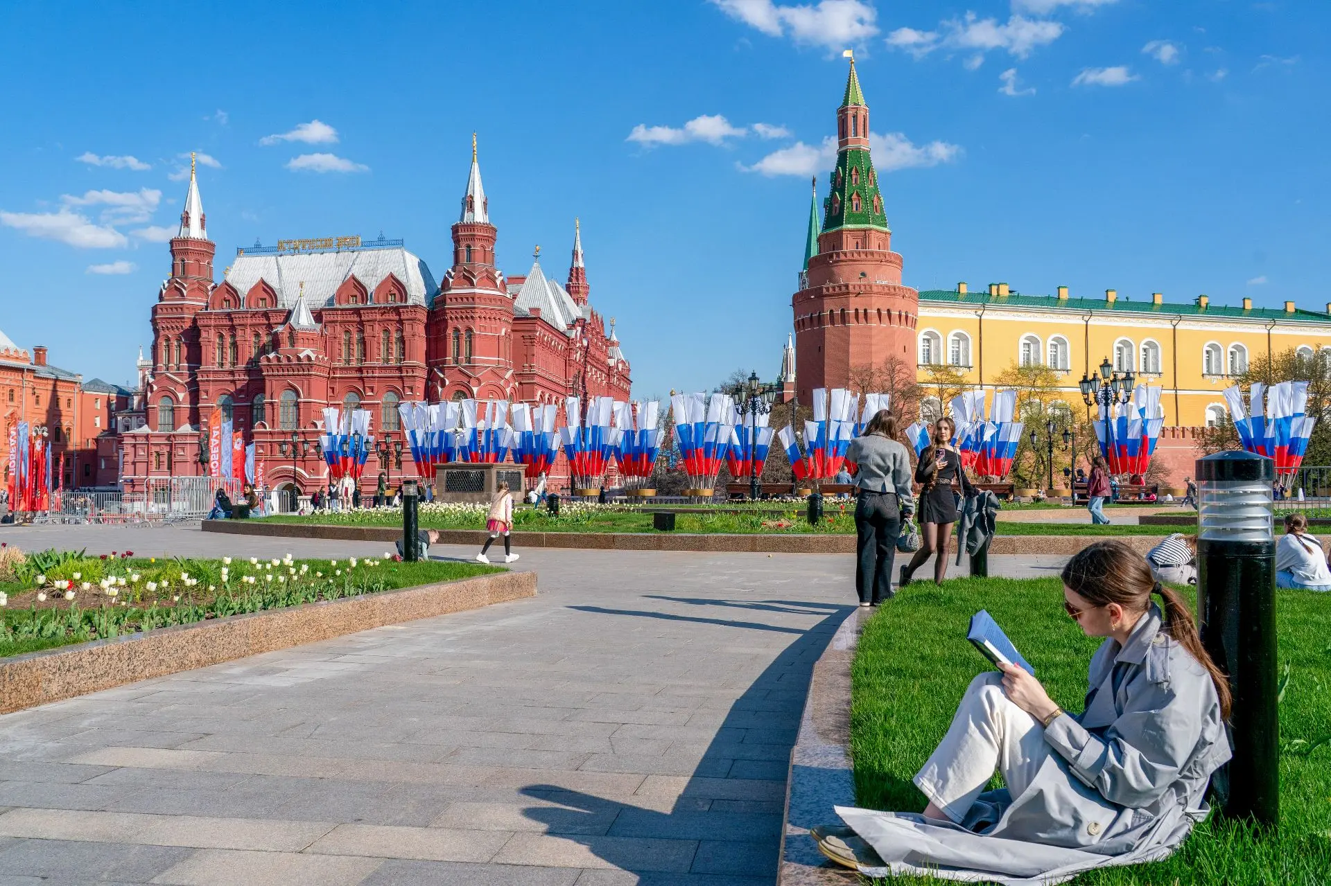 Первые тюльпаны распустились на столичных клумбах   «Первые тюльпаны распустились на клумбах в Москв