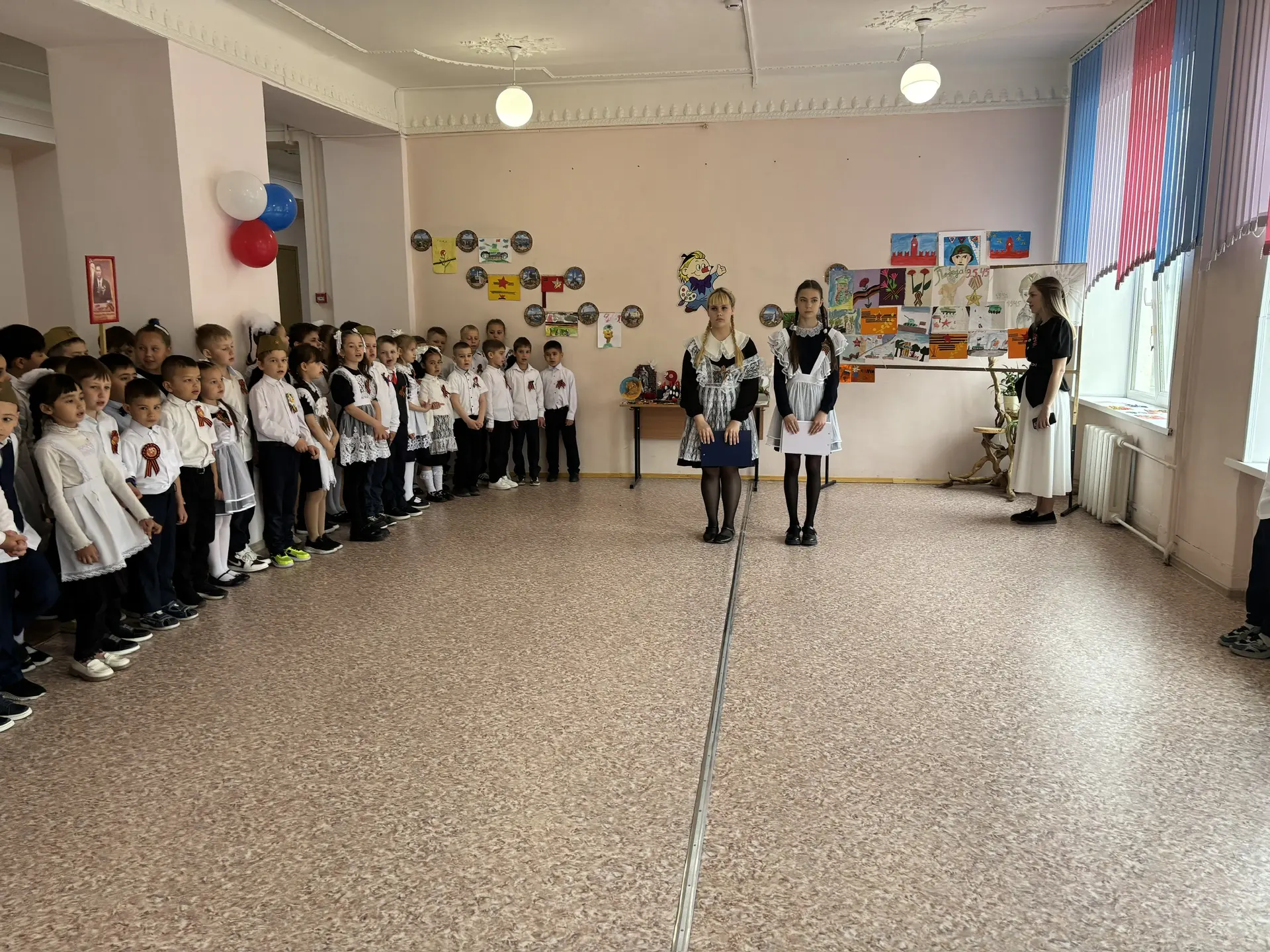 Сегодня в начальной школе прошли торжественные линейки, посвящённые 9 Мая.  Строй, знамёна, стихи о 