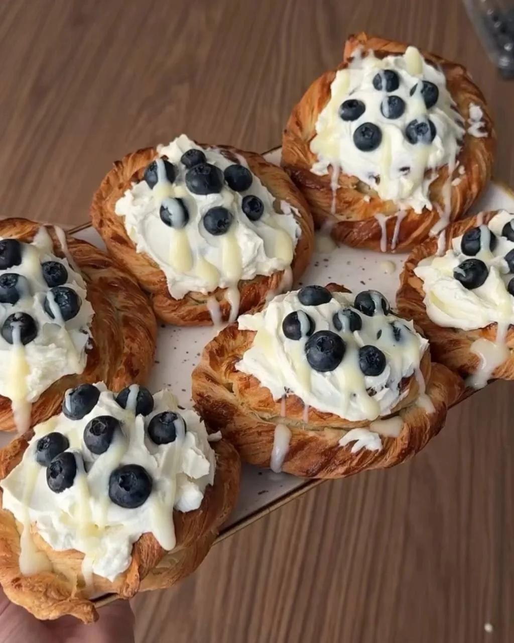 Слойки с голубикой и сливочным кремом