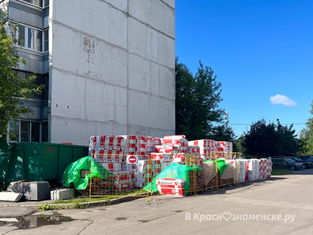 К дому по ул. Победы 18 уже завезли строительные материалы. 
Видимо, в ближайшее время начнется рем