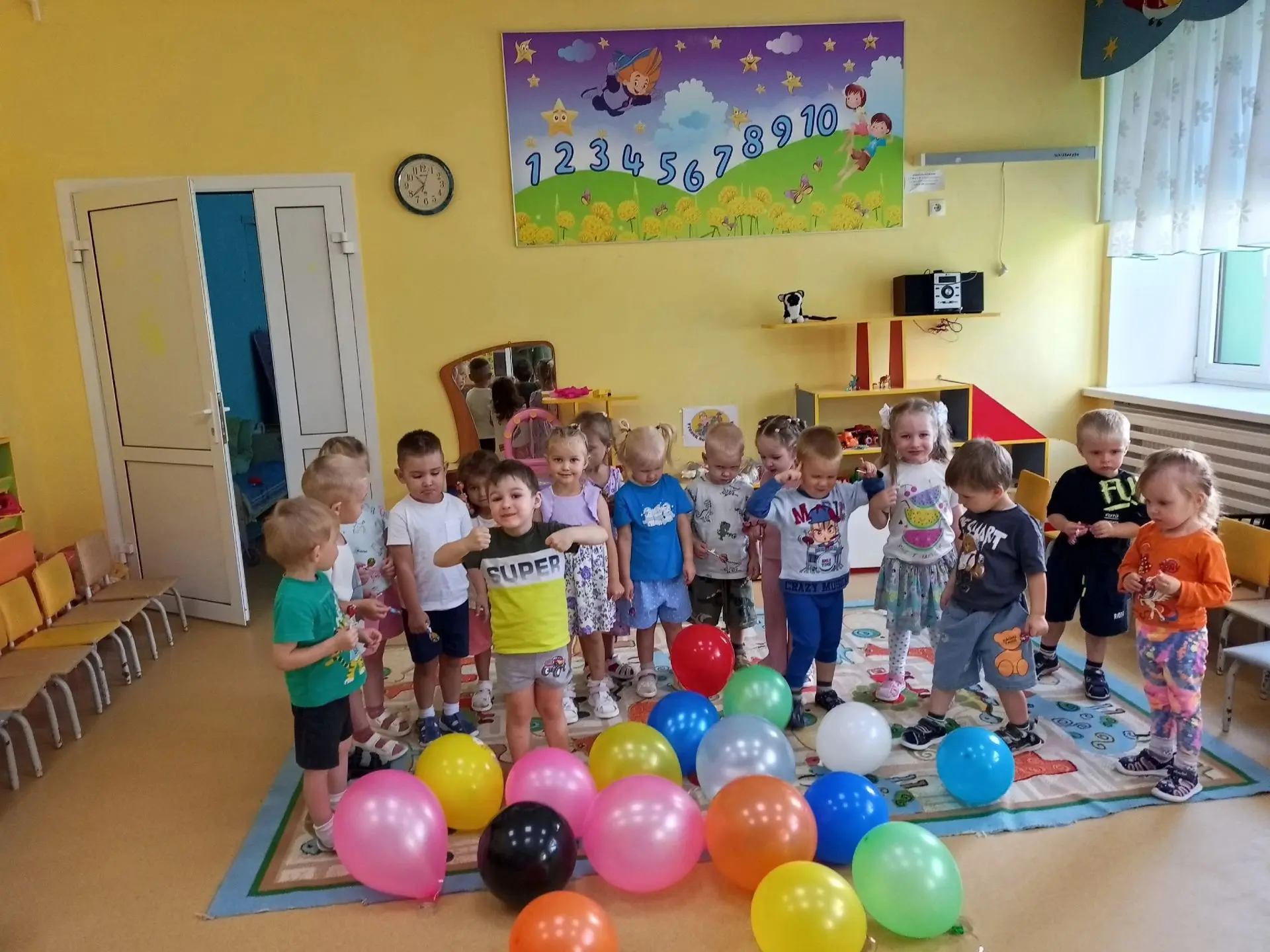 Ребята младшей группы "Звездочка " отправилась   в путешествие в страну Знаний .На пути...