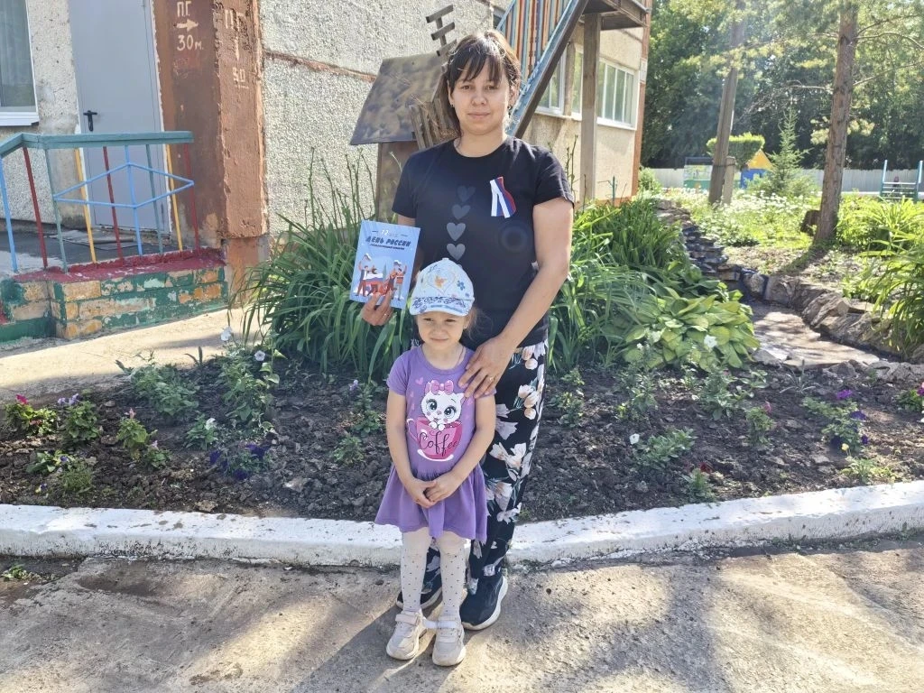 Воспитанники, педагоги и родители МБДОУ "Сакмарский детский сад "Улыбка" второй группы ...