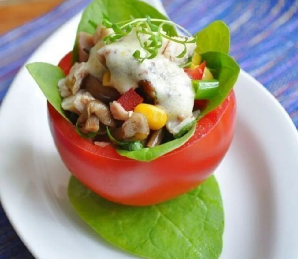 ПОМИДОРЫ, ФАРШИРОВАННЫЕ САЛАТОМ ИЗ КУРИЦЫ И ГРИБОВ