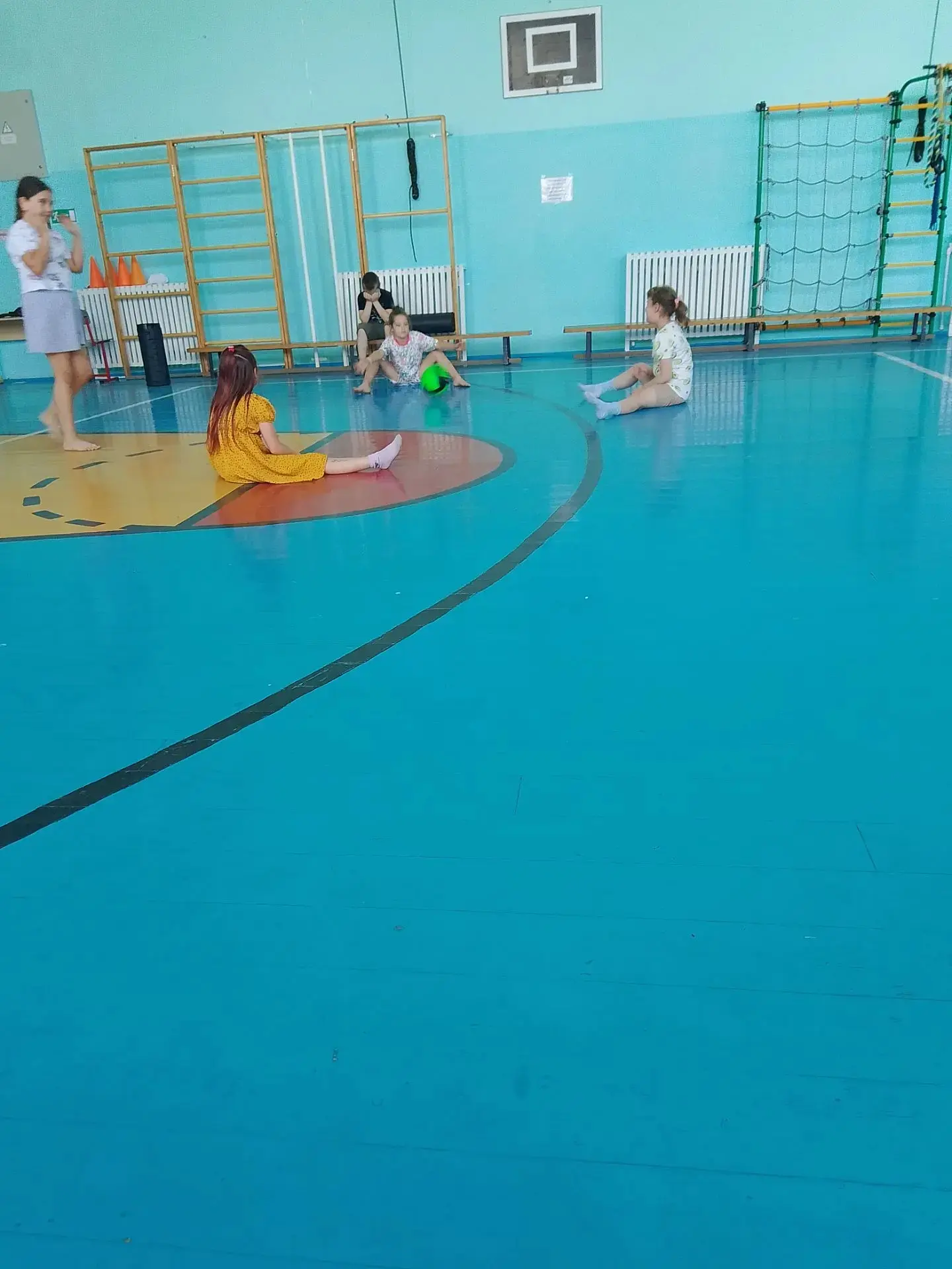 Утро в пришкольном лагере: зарядка, завтрак и знакомство с родным краем.
Утро 18 июня в пришкольном 