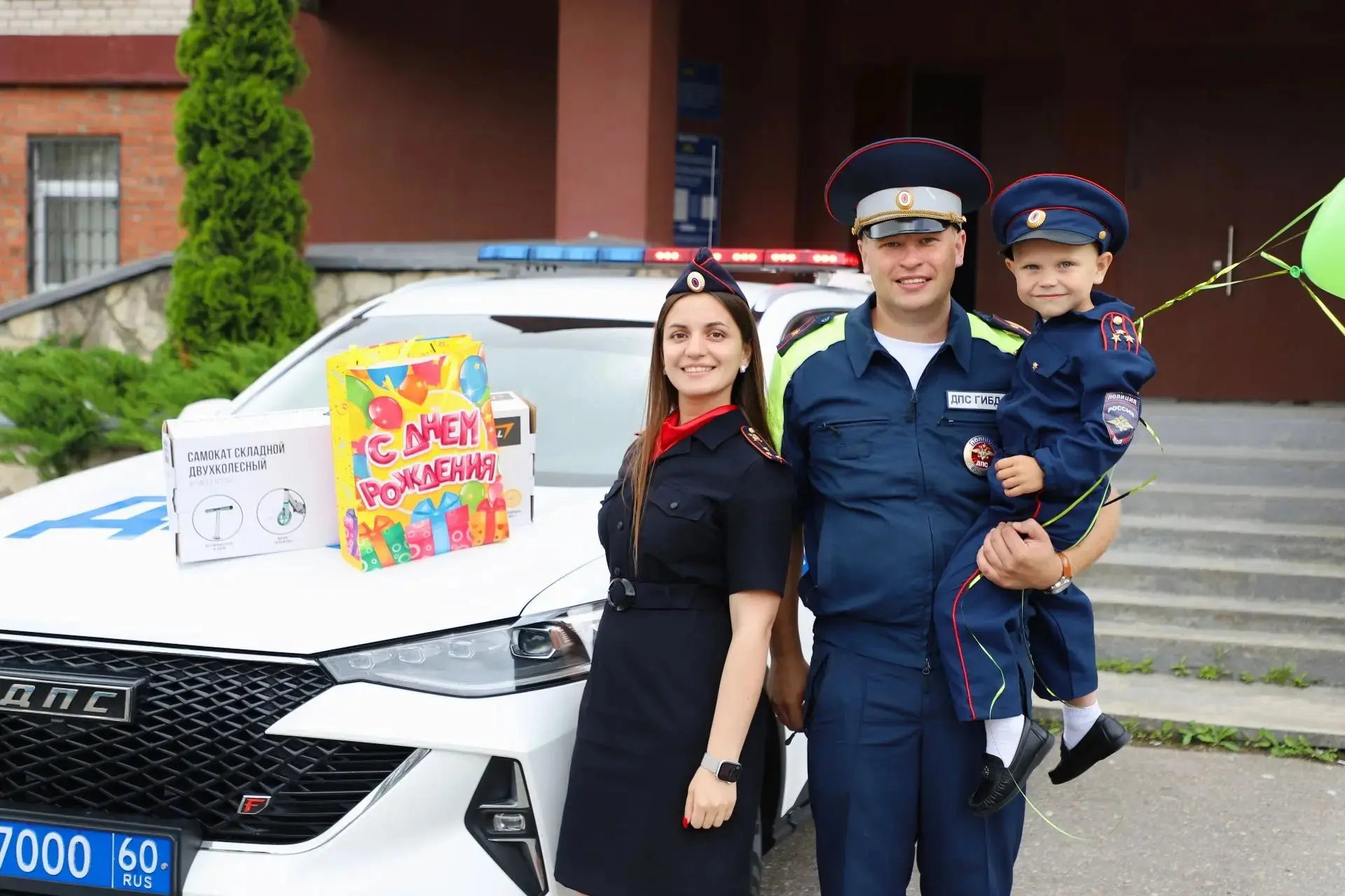 🎁 В Пскове полицейские совместно с членом Общественного совета при УМВД России по Пско...