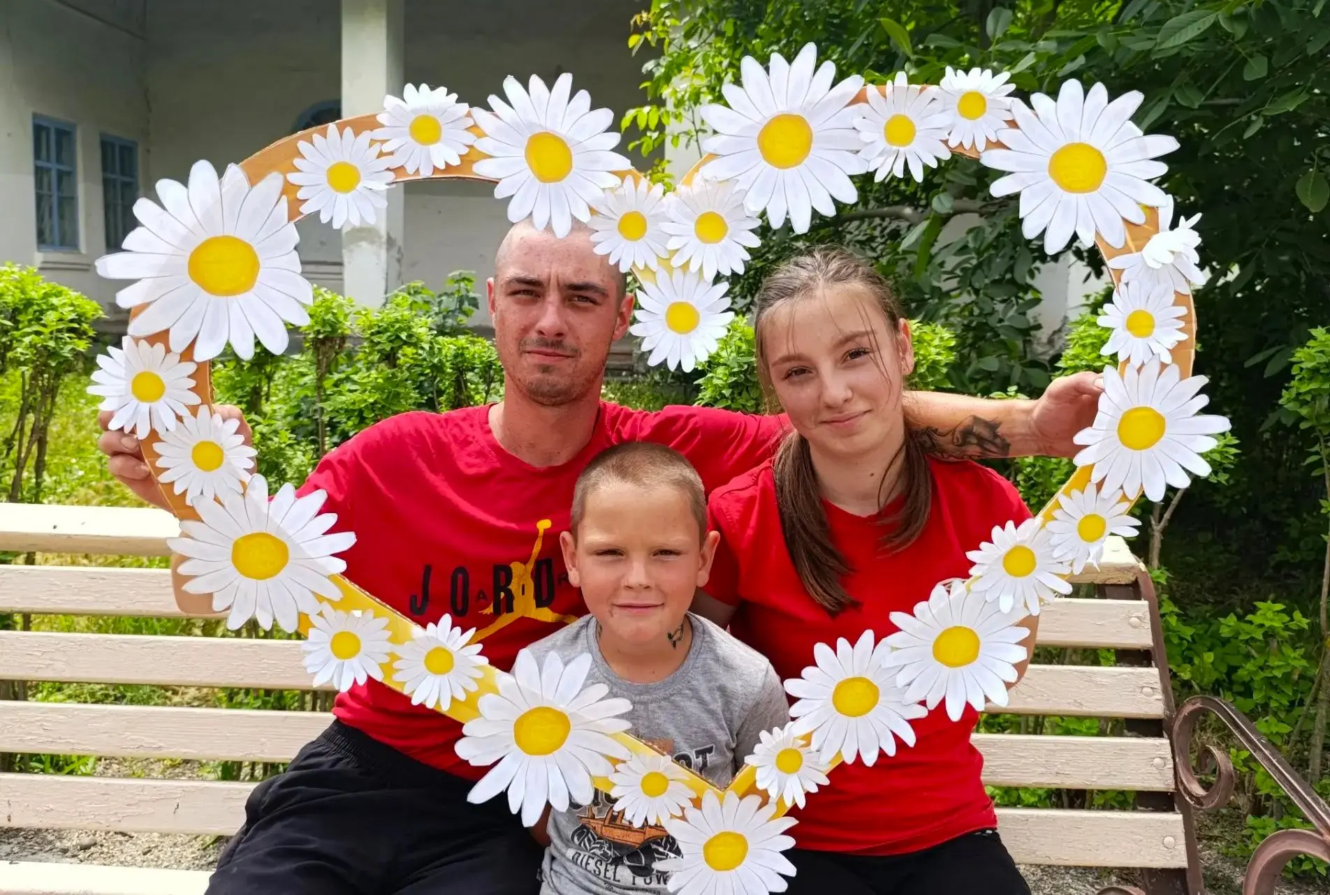 👍🌼 Акция-поздравление «Подари близким ромашку и свою любовь» объединила жителей Ново-Полтавского в