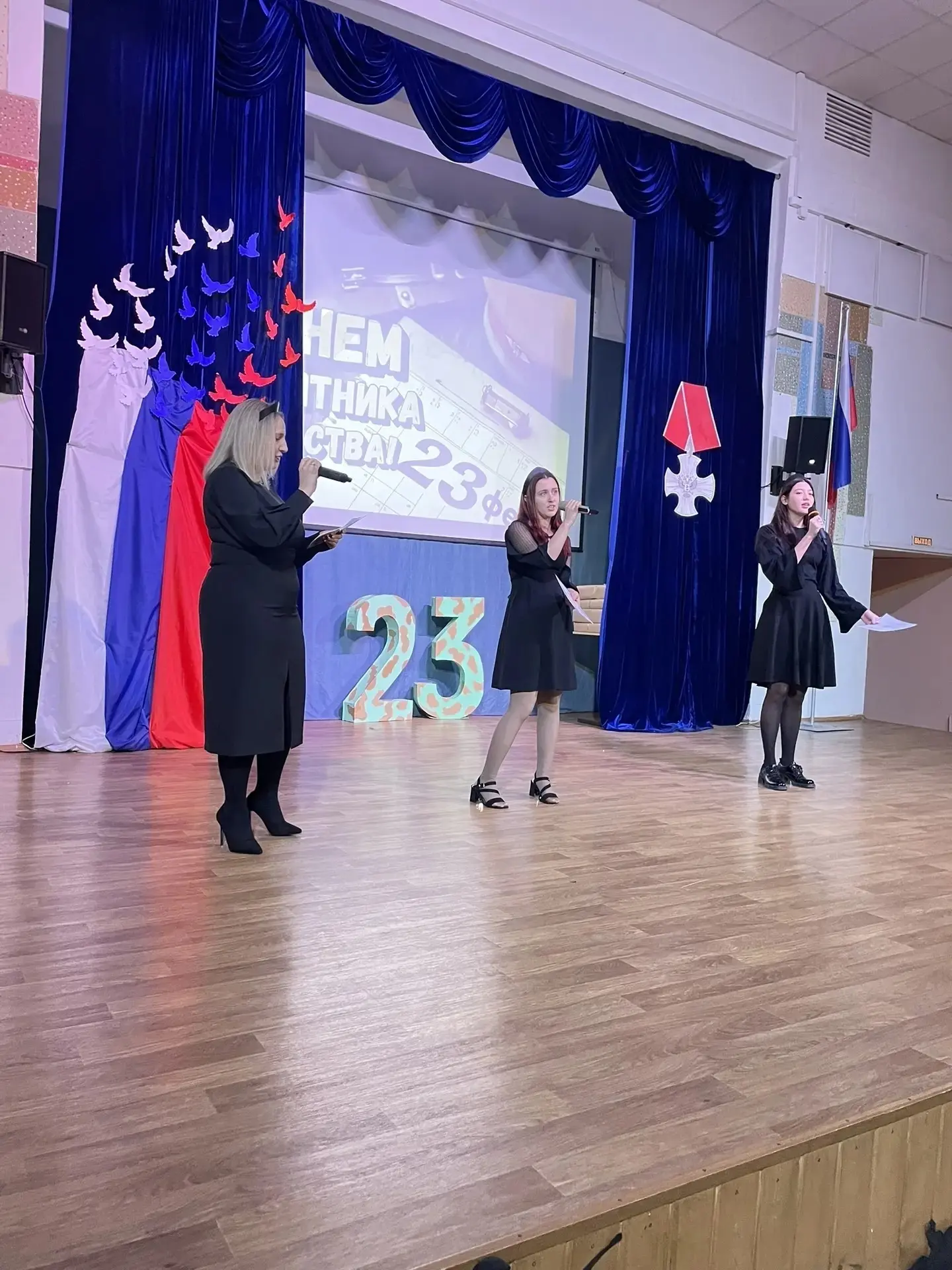 🎉💙 Концерт, посвященный Дню защитника Отечества, прошел в нашей школе и подарил нам невероятные эмоц