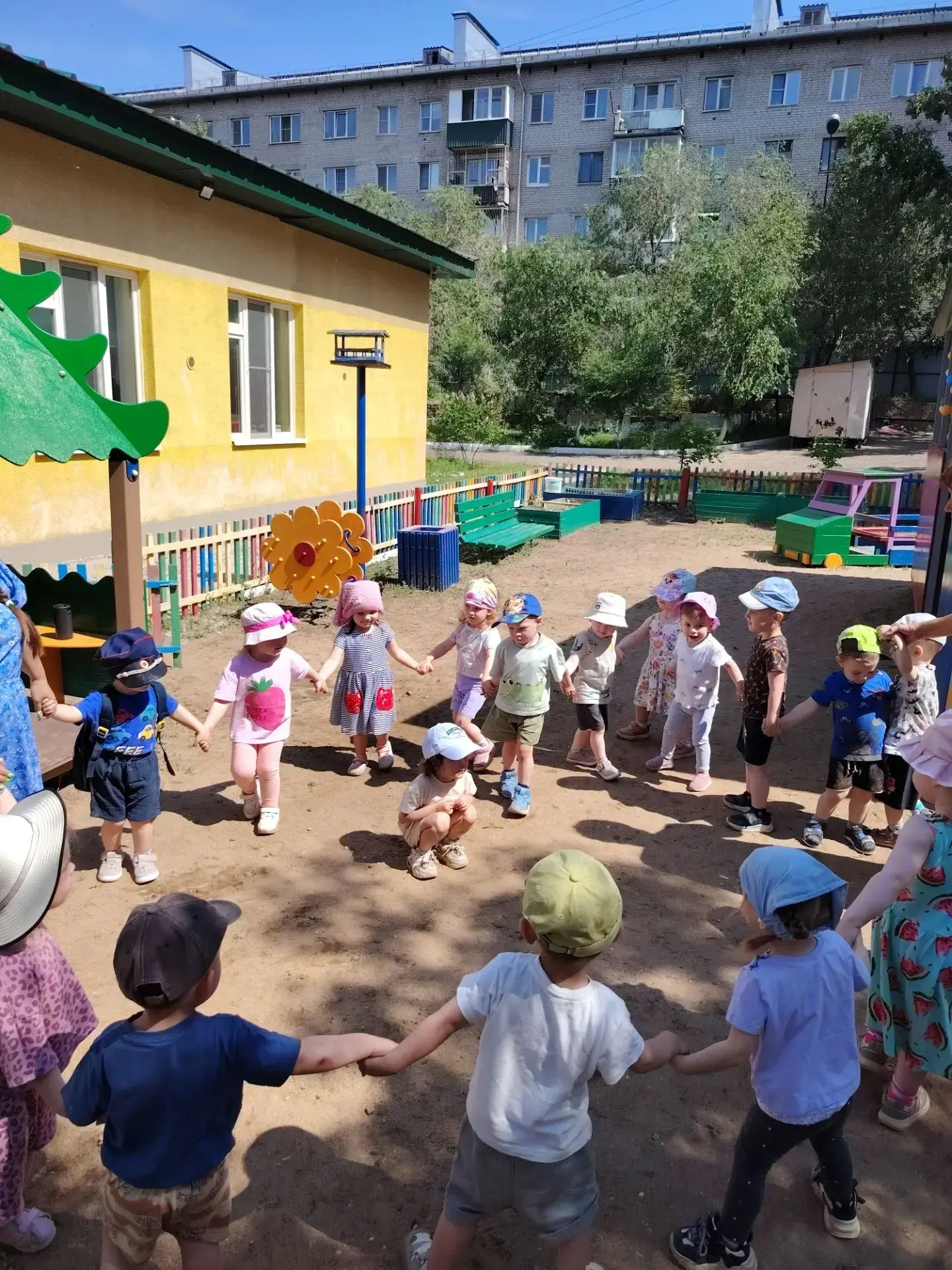Неделя "Дворовым играм быть" прошла у самых маленьких - в ясельных группах "Солнышко" и "Лялечка". Д