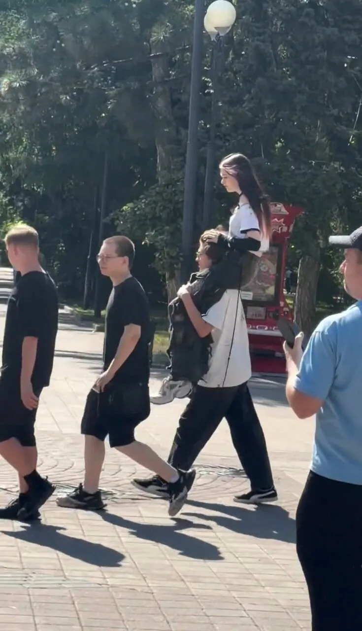 "Ашалеть он подкаблучник... он че долб**** что ли"