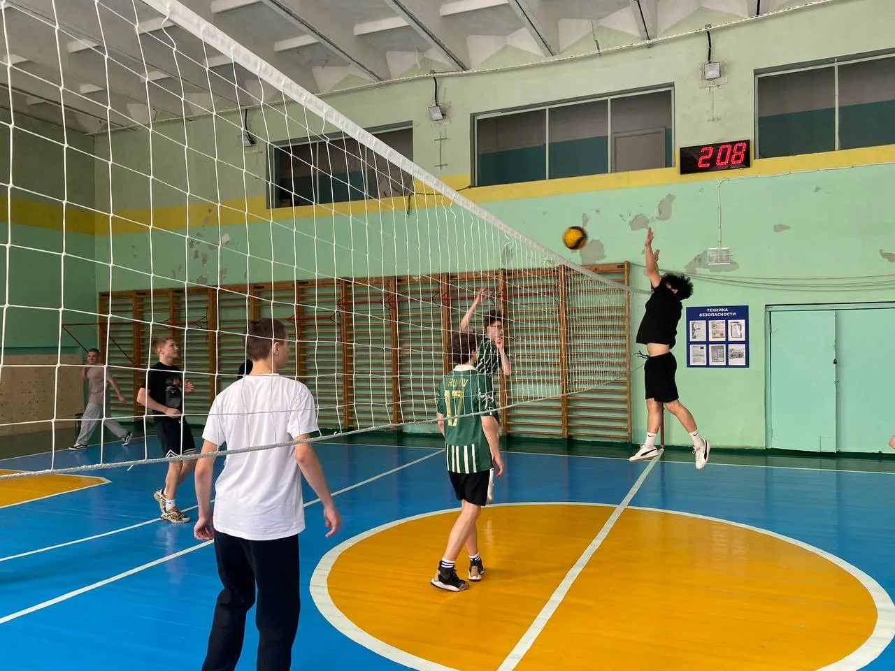 Школьные соревнования по волейболу в честь Дня защитника Отечества 🇷🇺  Вчера в нашей школе в честь Д